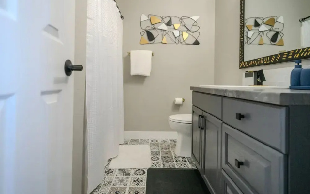 Corner Top Floor Fall Creek Convenient to 76