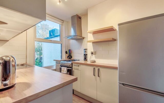 Homely 1-bed Apartment in Vibrant Zone 3 London