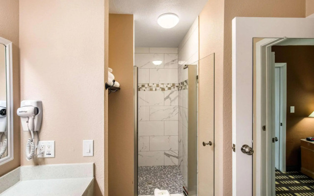Quality Inn & Suites Plano East - Richardson