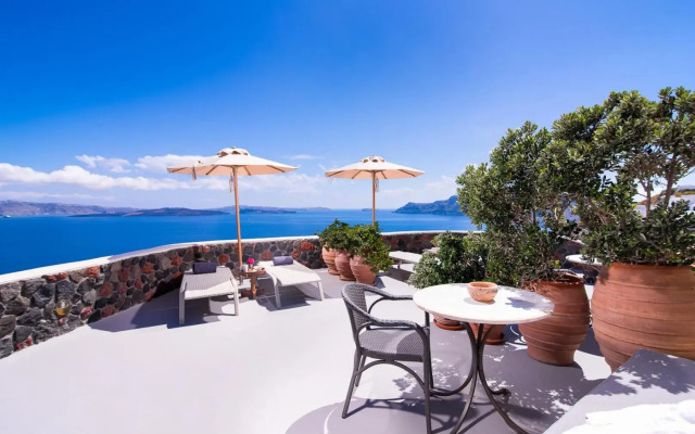 Pezoules of Oia