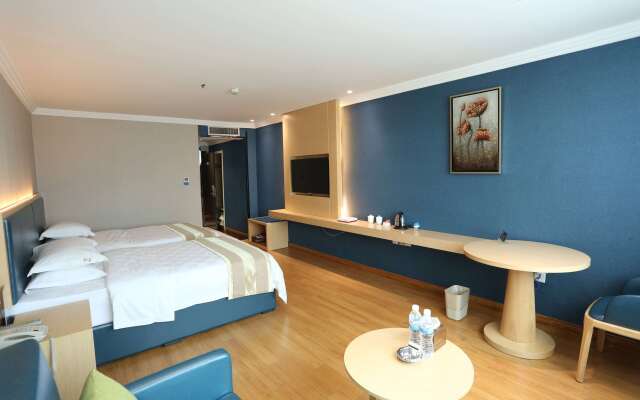 Ramada by Wyndham Encore Kaili West