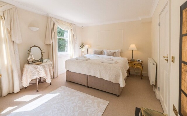 Elegant 3 Bedroom Home Located in South Kensington