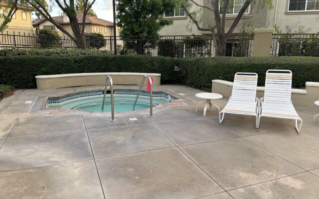Beautiful 3 Bedroom Townhome in Irvine