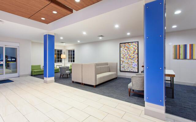 Holiday Inn Express & Suites Corona by IHG