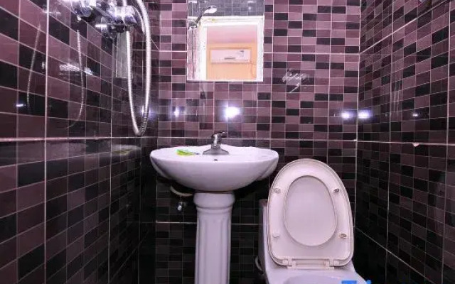 Shuntian Business Hostel (Ji'nan Yingxiongshan Road)