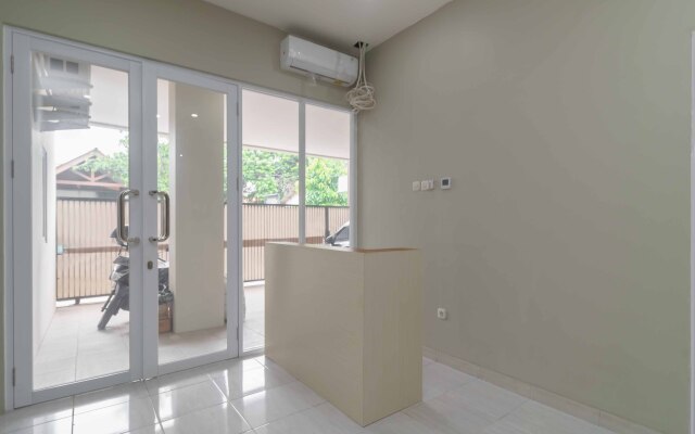 RedDoorz Syariah near Summarecon Mall Serpong 2