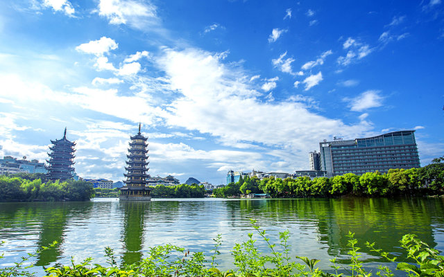 Guilin Lijiang Waterfall Hotel