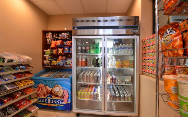 Holiday Inn Express & Suites Lathrop