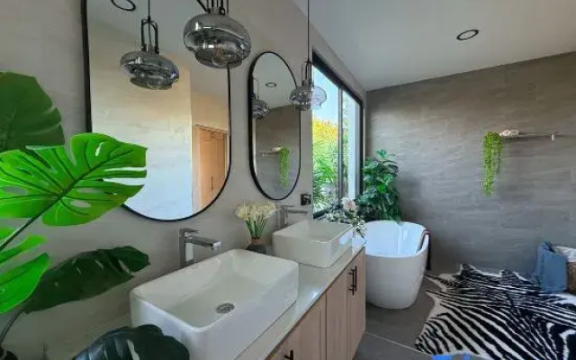 Single-family three-bedroom swimming pool villa