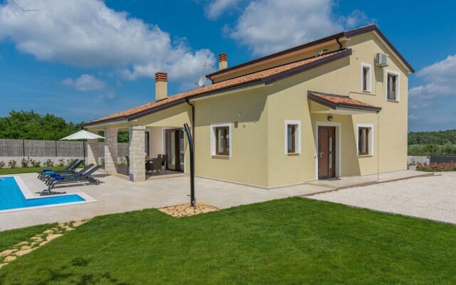 Villa Giovanna Fuskulin With Pool Near the Beach