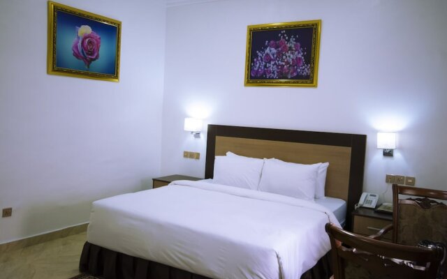 Immaculate Diamond Hotel & Apartments