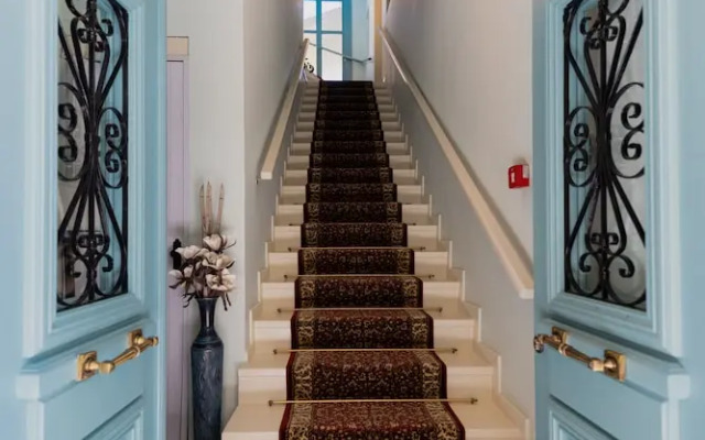 999 Luxury Hotel