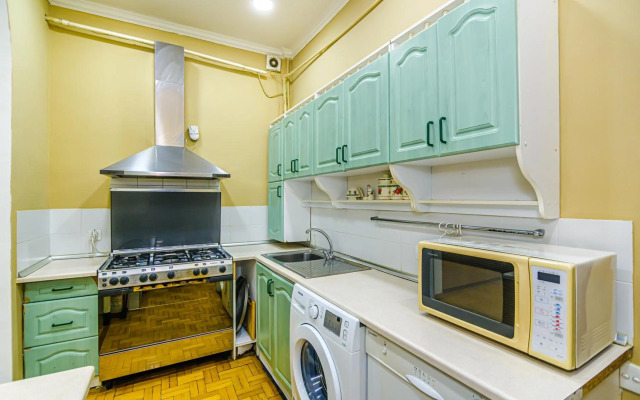 M Estate. Targovu. Nizami Street 4 room. (021).