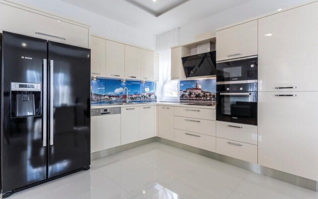 Beautiful Home in Stobrec With Jacuzzi, Wifi and 8 Bedrooms
