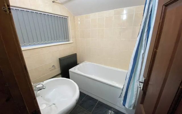 Room in Guest Room - Lovely big Room in Coventry