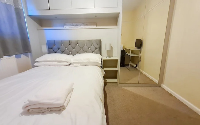 Room in Guest Room - Cosy Double Private Bedroom 2-3