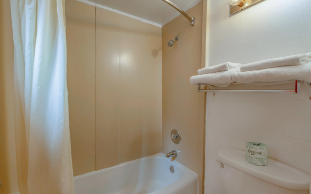 Royal Holiday Motel By Belvilla Gallup I-40