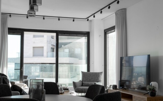 Sea-side 4 BR Apt with Gym