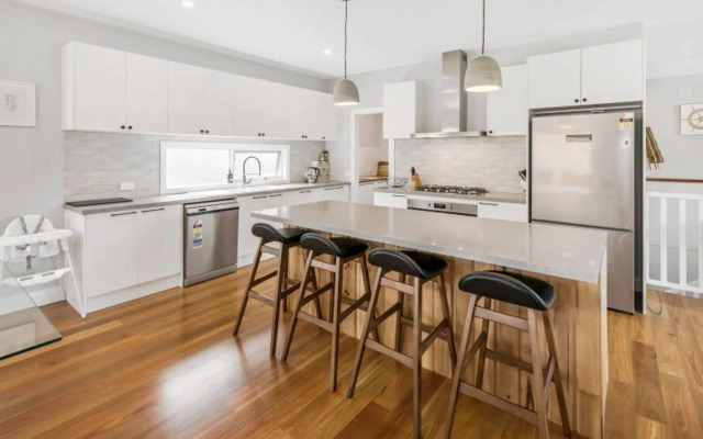 HALE KUPA Rye Beach House Spa Table Tennis