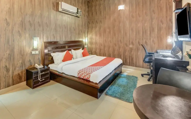 OYO 27999 Hotel Deep