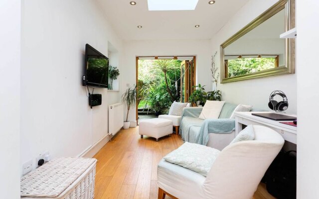 Stanlake Villas Garden Flat
