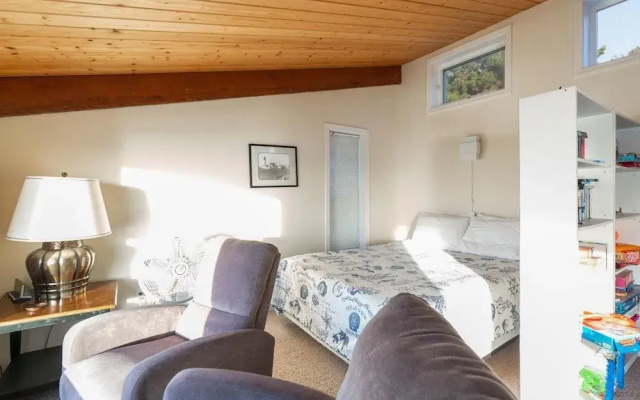 Whale Pointe 2 Br cottage by RedAwning