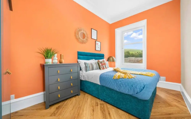 Stylish 4 Bed-town Centre