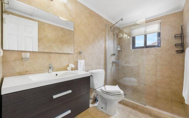 4BR Villa Gold Coast w Pool