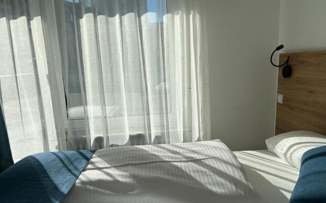 Hotel 83