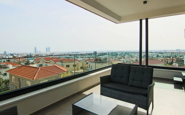 Phaedrus Living: Sea View Anna Residence 302