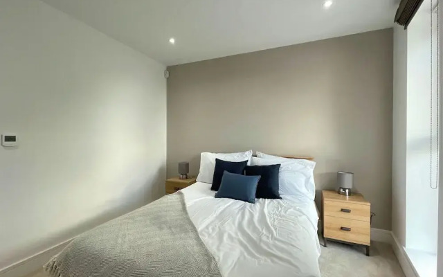 Luxury 2 Bedroom Apt with Parking