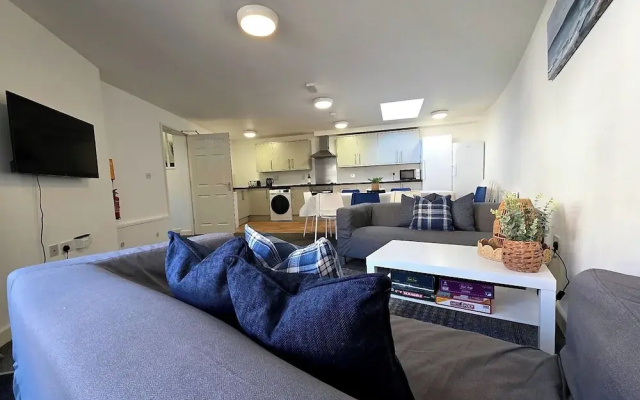 7 Bed House - Sleeps 14 - Parking