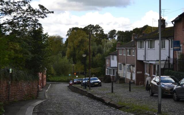 Charming 1 bed riverside apartment