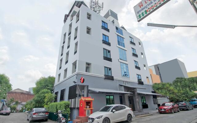 OYO 818 Suksomboon Residence