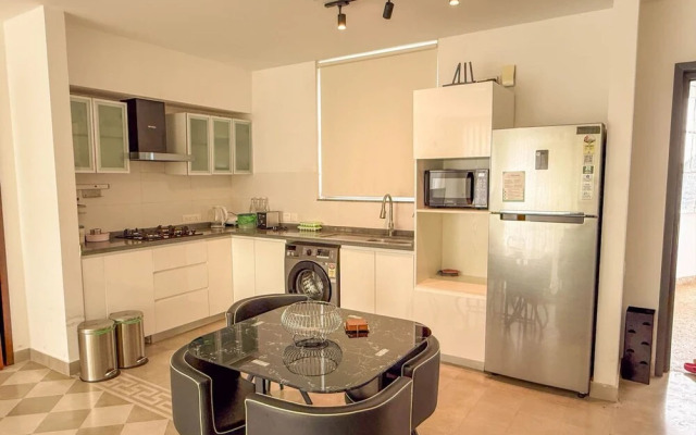 Modern 2BR w Pool Near Candolim and Coco Beach