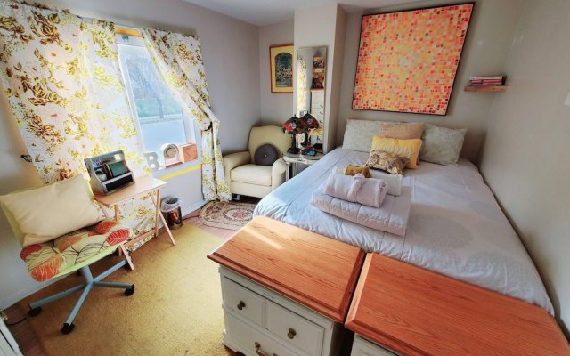 "room in Apartment - Cozy Yellow Queen Bed By Yale U"