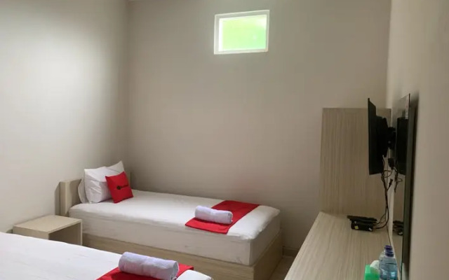 RedDoorz near Alun Alun Purbalingga