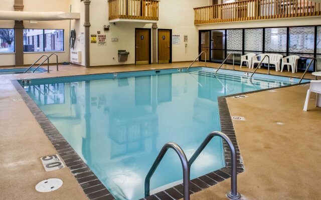 Econo Lodge Inn & Suites Oconto