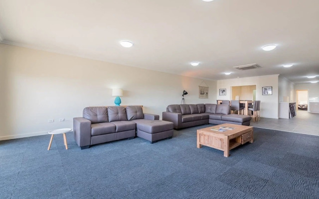 Thompson Avenue Apartments No.1
