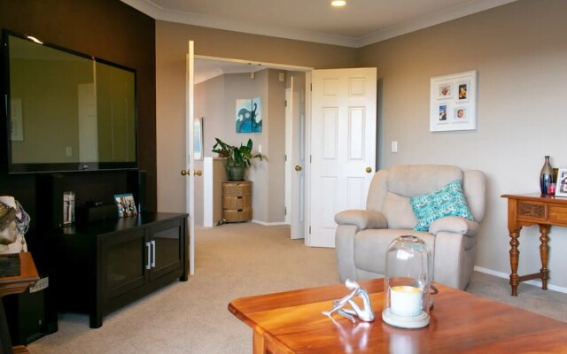 Grand 4 Bedroom Home With Balcony and Garden