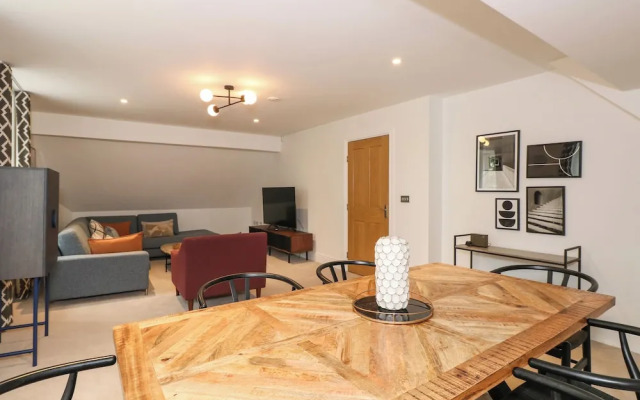 The Arthur Suite Stone Cross Mansion