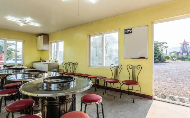 Olleh Windmill Pension & Guesthouse - Hostel