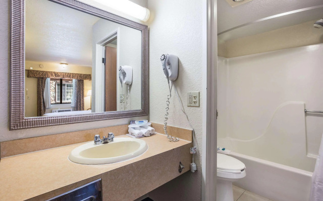 Days Inn by Wyndham Mackinaw City/Bridgeview Area