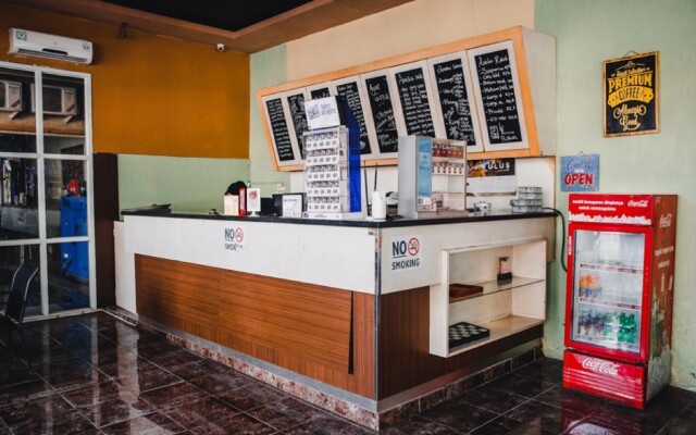 RedDoorz Plus near Sultan Hasanuddin Airport