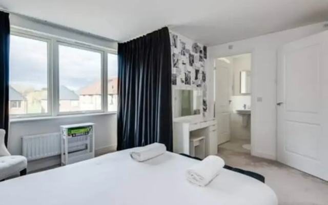 Stylish 4-br House With 3 Ensuite Free Parking