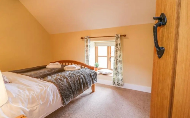 Cosy Barn - Sleeps 8, Hot Tub & Countryside Views