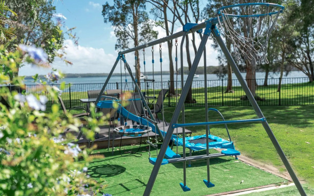 Getaway Lakefront Environmental House on Lake Macquarie with Water View