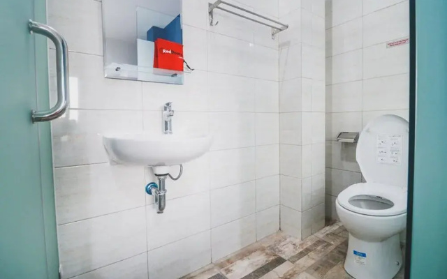 Reddoorz Plus Near Living Plaza Jababeka