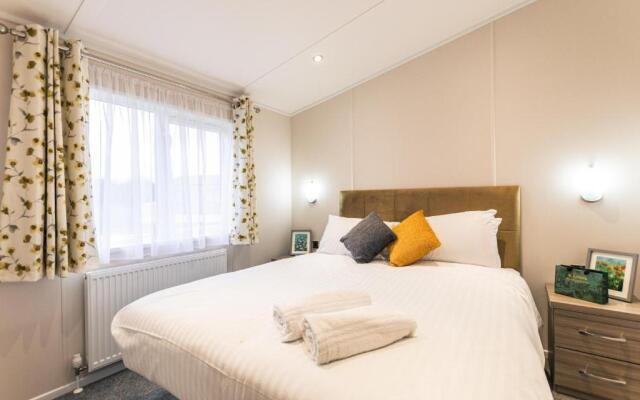 Honeysuckle Lodge with Hot Tub