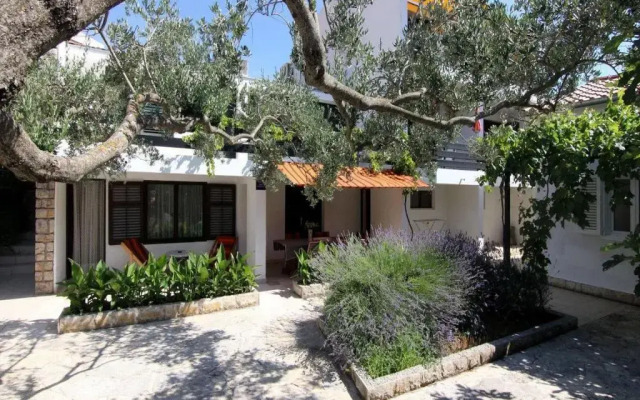 Studio Apartment Nik-50m from beach